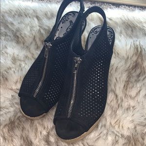 Black net wedges